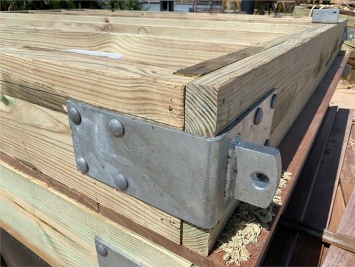 dock outside corner bracket male
